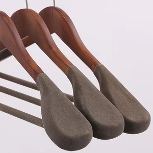 Cintres en bois personnalisés de haute qualité pour costumes, cintres larges à épaules droites en bois pelucheux pour armoire et magasin de vêtements - Product Image 6