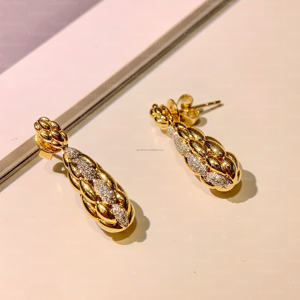 Boucles d'oreilles pour femmes en or 18 carats à motif tressé, diamants de laboratoire de 0,226 CT ronds, bijoux de fête de luxe d'inspiration vintage - Product Image 3