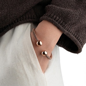 Brazalete Abierto de Malla de Alambre de Cobre Puro, Joyería Metálica de Moda con Diseño Exquisito - Product Image 1