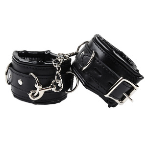 Menottes en cuir noir avec surpiqûres rouges et chaîne pour usage bondage adulte - Product Image 5