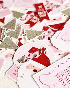 Pequeños adornos colgantes de Navidad, adornos y decoraciones para árboles de Navidad, y tarjetas navideñas. - Product Image 4