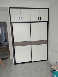 Armoire autoportante moderne et élégante, portes coulissantes durables, poignées en métal élégantes, contrôle de qualité élevé pour la chambre à coucher, l'hôtel, la salle de sport - Product Image 4
