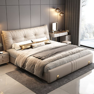 Современная кровать размера «queen-size» с обивкой и элегантным изголовьем с пуговицами, изготовленная из дерева для роскошной спальни - Product Image 1