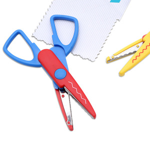 Tijeras decorativas para niños, herramientas de manualidades de plástico de seguridad de 5 pulgadas, antipellizcos, para hacer álbumes de fotos en guarderías - Product Image 2