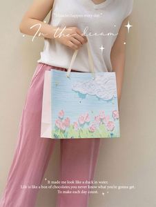 Bolsa de Papel para Regalo con Diseño Creativo, Recubierta de Cera y con Acabado de Pintura al Óleo - Product Image 6