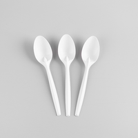 Ensemble de couverts jetables écologiques biodégradables en PLA avec couteau, fourchette, cuillère et serviette, emballés individuellement pour une utilisation en fête