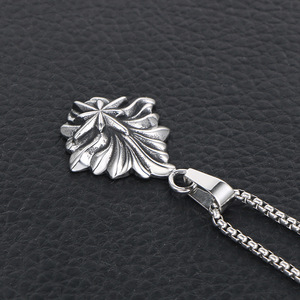Collier avec pendentif fleur en acier inoxydable, design géométrique étoile à huit branches SP814 - Product Image 2