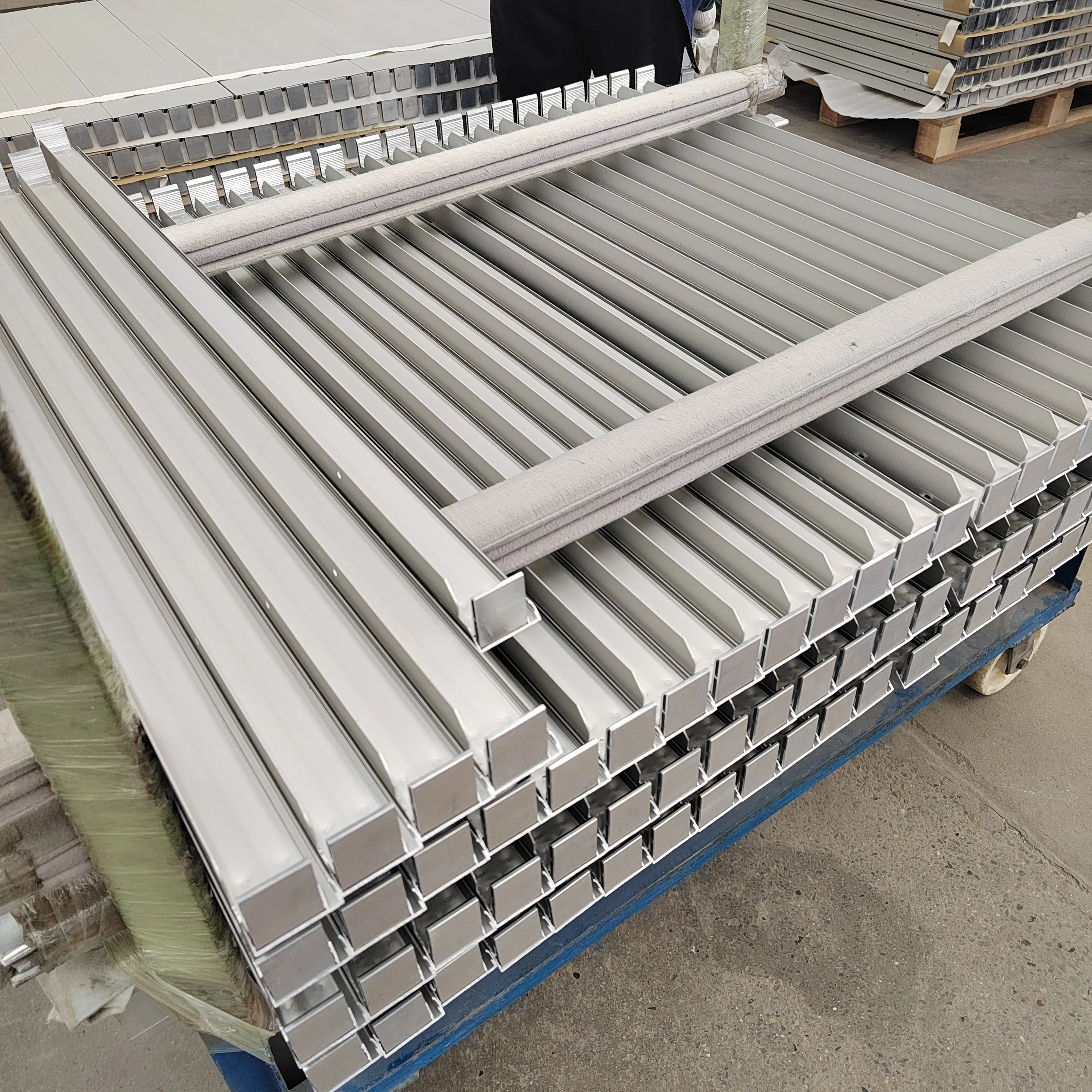 Cina top produttori di telaio in alluminio per il pannello solare profilo in alluminio