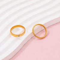 Cincin berlapis emas polos 18K, perhiasan kelas atas 18K zirkonia tali sempit baja tahan karat trendi sederhana