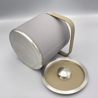 Seau à glace en acier inoxydable de 1,3 L pour hôtels et bars, avec pince à glace, style minimaliste et rétro.