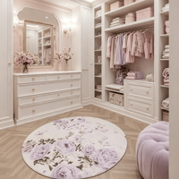 Dressing moderne sur mesure blanc crème avec armoire encastrée, commodes, miroir de maquillage et fermeture douce, de luxe, pour fille