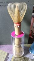 Fouet à matcha artisanal en bambou violet avec support personnalisé en stock, pour la cérémonie du matcha, accessoires et outils