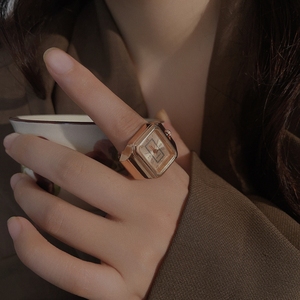 Bague-montre à quartz en alliage plaqué argent, simple, avec logo personnalisé, <span class=keywords><strong>pour</strong></span> <span class=keywords><strong>cadeau</strong></span> <span class=keywords><strong>de</strong></span> fiançailles ou <span class=keywords><strong>de</strong></span> <span class=keywords><strong>mariage</strong></span>, bracelet extensible élastique à deux aiguilles - Product Image 2