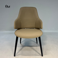 Fauteuil de salle à manger moderne en cuir PU kaki avec pieds en métal noir, dossier côtelé, chaise rembourrée pour restaurant, hôtel