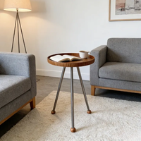Table basse pivotante sur mesure en bois d'acajou foncé, plateau rond, base trépied avec accents sphériques, pour coin lecture ou bibliothèque