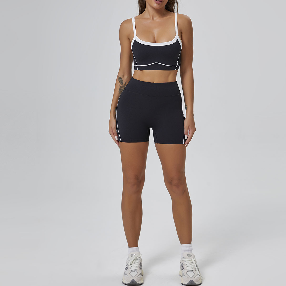 Soutien-gorge et short noirs