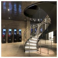 Escalier droit minimaliste Prima en acier inoxydable, design moderne avec main courante pour maison, appartement, villa