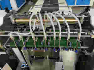 Cubierta de libro automática Caja de papel rígido Alimentación <span class=keywords><strong>Pegar</strong></span> Alimentador Máquina encoladora Caja de cartón Máquina encoladora de papel de fusión en caliente - Product Image 4