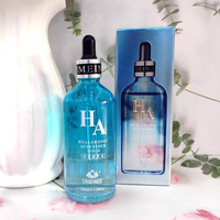 Essence liquide pure à l'acide hyaluronique pour l'hydratation du visage, la hydratation et les soins de la peau, riche en propriétés nourrissantes du sérum