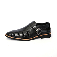 Sandales pour hommes à bout pointu en cuir gaufré croco, à boucle monk strap, à découpe, sans talon, pour l'été et les occasions professionnelles