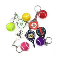 Porte-clés personnalisé en forme de raquette de padel en caoutchouc avec logo et balles, produit promotionnel réaliste pour club, vente en gros