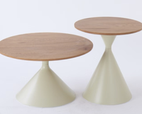 Table basse ronde moderne avec dessus grain de bois et base en métal