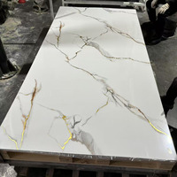 Nouvelles feuilles de marbre en PVC UV haute brillance, résistantes au feu, à design moderne et à styles dorés multiples, pour la décoration intérieure et l'aménagement d'hôtels