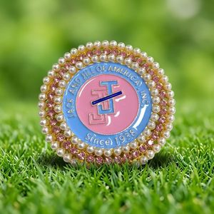 Spilla da bavero all'ingrosso Jack and Jill of America 1938 con perle, strass e smalto rosa e blu per confraternite - Product Image 3
