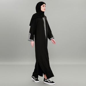 K384 Vêtement islamique à manches longues pour femmes musulmanes, robe longue noire unie, abaya modeste, best-seller - Product Image 3