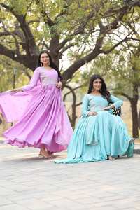 Robe Anarkali brodée de lavande Unity Luxure avec dupatta fluide, tenue ethnique haut de gamme - Product Image 6