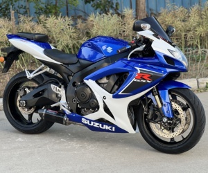 ซูซูกิ GSX750 ซูเปอร์สปอร์ต รถจักรยานยนต์สมรรถนะสูง 750 ซีซี ระบายความร้อนด้วยน้ำ ความเร็วสูงสุด >280 กม./ชม. เหมาะสำหรับผู้ขับขี่ที่มีประสบการณ์ - Product Image 1