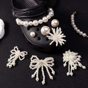 Ensemble de breloques pour sabots en perles, décorations de chaussures scintillantes avec chaînes, nœuds et pompons, breloques élégantes pour chaussures, boutons de chaussures perlés - Product Image 1