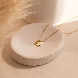 สร้อยคอจี้รูปทรงเรขาคณิตพร้อมตัวอักษรภาษาอังกฤษทองแดงชุบทอง 14K เครื่องประดับสตรีของขวัญสำหรับเวลาว่าง - Product Image 2