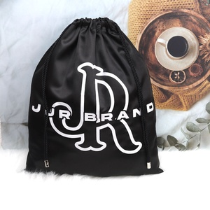 Pochette en satin noir doux avec cordon de serrage, personnalisable avec logo, pour chaussures, extensions capillaires, perruques, sous-vêtements, chapeaux et vêtements - Product Image 2