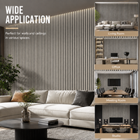 Panneau acoustique à lattes MORLENX en MDF finition grain de frêne blanc avec feutre noir insonorisant pour studio et bureau