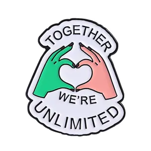 Spille in smalto 'Insieme <span class=keywords><strong>Siamo</strong></span> Illimitati', Spille creative con gesto d'amore a tema film magici, Distintivi da risvolto per abiti, Gioielli regalo per amici - Product Image 1
