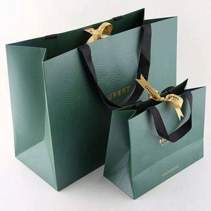 Sac en papier kraft noir mat réutilisable de haute qualité personnalisé avec poignée en patch, style classique, sac cadeau pour vêtements, emballage personnalisé avec logo - Product Image 3
