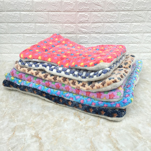 Almohadilla rectangular de lana coral para perros, cama para mascotas con lunares, suave y lavable, para perros, color aleatorio - Product Image 3