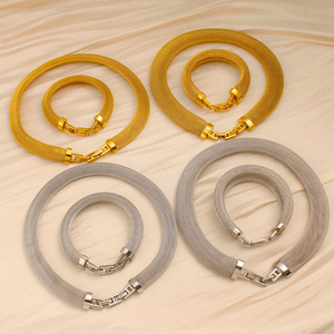 Ensemble de bijoux tour de cou à chaîne clavicule de luxe assortie en <span class=keywords><strong>or</strong></span> 18 carats avec mailles en acier inoxydable mode européenne et américaine transfrontalière - Product Image 4