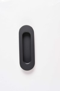 Manija de puerta corredera de color negro con forma ovalada - Product Image 3
