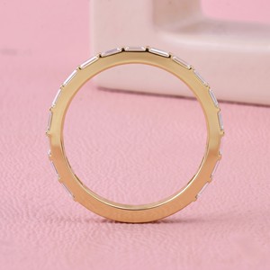 Bague d'anniversaire en or massif avec diamant de laboratoire taille baguette et sertissage barre pour bijoux de mariage et collections nuptiales - Product Image 3