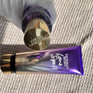 น้ำหอมแท้แบรนด์ดัง <span class=keywords><strong>Love</strong></span> <span class=keywords><strong>Spell</strong></span> ชุดน้ำหอมสำหรับผู้หญิง Victoria Secret ขนาด 250 มล. ชุดสเปรย์น้ำหอมและโลชั่นบำรุงผิวสำหรับผู้หญิง - Product Image 4