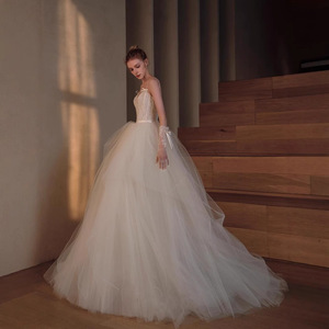 Robe de mariée principale en dentelle française, style rétro féerique, nouvelle collection, amincissante, en tulle léger, avec petite traîne - Product Image 2