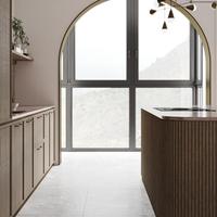 Projet de cuisine sur mesure avec îlot central en bois massif et plan de travail en marbre, fabrication directe d'usine