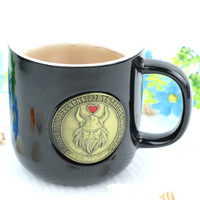 Tasse à café en céramique personnalisée en gros avec logo gravé en métal, souvenir de pays en alliage de zinc