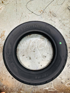 Pneu de scooter sans chambre à air Vietnam KUMATIRE K205 3.00-10 120/70-10 130/90-10 pour les trajets urbains et les motos de livraison - Product Image 5