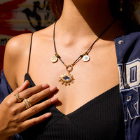 Collier Pendentif Œil Élégant avec Breloque Hamsa, Cristal Doré, Œil Bleu, Cordon Noir – Bijoux en Gros Personnalisables pour Femmes