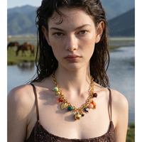 Collier ras du cou JINYOU 5873 vintage en acier inoxydable plaqué or 18 carats avec chaîne et multiples breloques en résine colorée, turquoise et émail