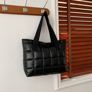 กระเป๋าโท้ทสะพายไหล่ข้างเดียวแบบซิปเดียว ผ้าฝ้าย สีสันปรับแต่งได้ แฟชั่นใหม่สำหรับผู้หญิง ฤดูหนาว 2025 เข้าได้กับทุกชุด เหมาะสำหรับการเดินทาง - Product Image 3