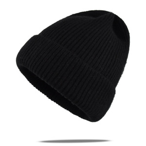 Bonnet d'hiver chaud en acrylique tricoté personnalisé avec broderie 3D et impression en relief pour homme et femme, idéal pour les voyages - Product Image 4